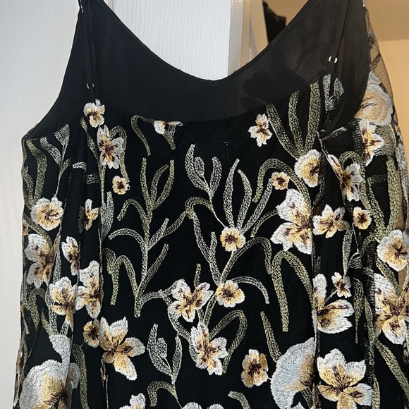 Aritzia embroidered dress - Picture 8 of 9